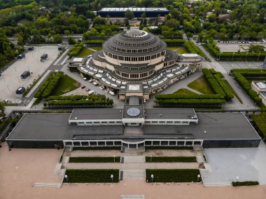 Wroclaw, Polonya - 13 Mayıs 2020: Centennial Hall 'a hava aracı görünümü