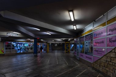 Wroclaw, Polonya - 23 Mayıs 2020: John Paul Meydanı 'nın altındaki yeraltı geçidi 