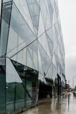 Wroclaw, Polonya - 23 Mayıs 2020: Diamentum Office şirket binası cephesi 