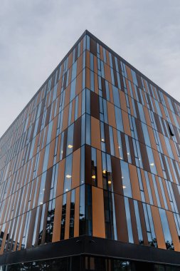 Wroclaw, Polonya - 23 Mayıs 2020: Pencereleri ve bronz panelleri olan modern şirket binasına yukarıdan bakış