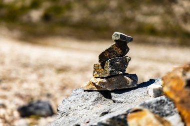Küçük kuvars taşları yığının içinde yatıyor. 