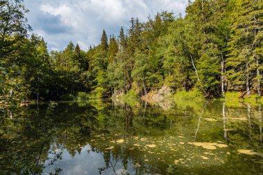 Rudawy Janowickie dağlarındaki güzel renkli göller 