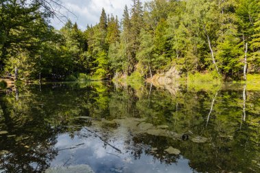 Rudawy Janowickie dağlarındaki güzel renkli göller 