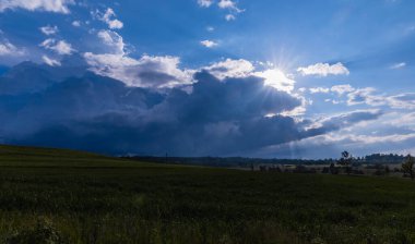 Güzel bulutlu gökyüzü, arkalarında güneş parlıyor.