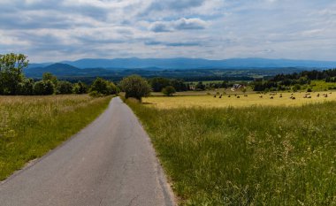 Kaczawskie dağlarında çalılar ve tarlalar olan uzun bir yol.