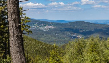 Dev Dağlar 'ın eteğindeki şehirlerin güzel manzarası