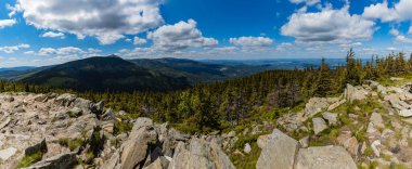 Dev Dağların Panoraması Karkonosze Skalny Stol 'un zirvesinden görülebiliyor - Kaya Masası Dağı