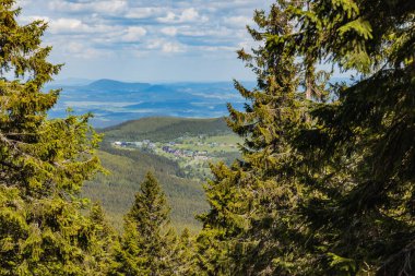 Sniezka patikasının yanındaki dev dağların panoraması.