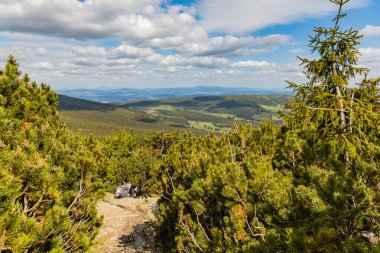 Karkonosze Dev Dağları etrafını sararsa panorama ile dolu uzun dağ yolu.