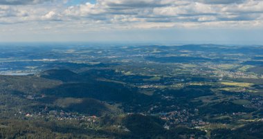 Dev Dağların aşağısındaki küçük şehirlerin güzel manzarası