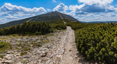 Karkonosze Devasa Dağları etrafını sararsa panorama ile uzun dağ yolu