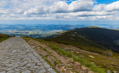 Karkonosze Dev Dağları 'nın manzaralı uzun dağ yolu
