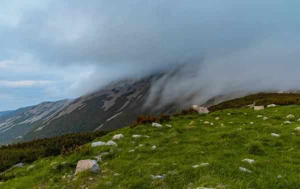 Σύννεφα Πέφτουν Κάτω Στο Βουνό Sniezka Στο Karkonosze Giant Mountains — Φωτογραφία Αρχείου