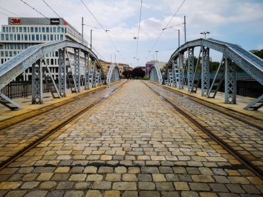 Wroclaw, Polonya - 7 Haziran 2020: Tramvay raylı Mieszczanski köprüsü