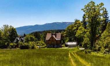 Szklarska Poreba, Polonya - 3 Haziran 2020: Dev Dağlar manzaralı şehir binaları