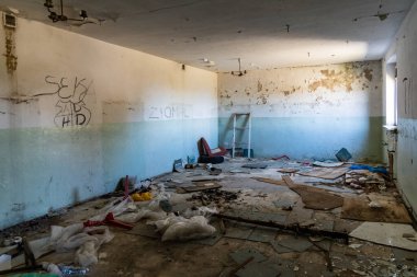 Szklarska Poreba, Polonya - 3 Haziran 2020: Jizera Dağları 'ndaki Stanislaw kuvars madeninin eski binalarının şehir keşfi