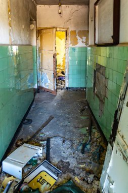 Szklarska Poreba, Polonya - 3 Haziran 2020: Jizera Dağları 'ndaki Stanislaw kuvars madeninin eski binalarının şehir keşfi