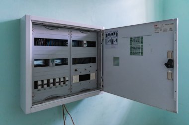 Walbrzych, Polonya - 15 Haziran 2020: Eski cezaevi gözaltı binalarının kentsel keşfi