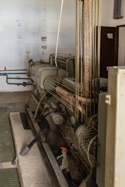 Walbrzych, Polonya - 15 Haziran 2020: Eski cezaevi gözaltı binalarının kentsel keşfi