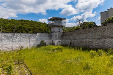 Walbrzych, Polonya - 15 Haziran 2020: Kentsel keşifte eski cezaevi gözetimi çevresi