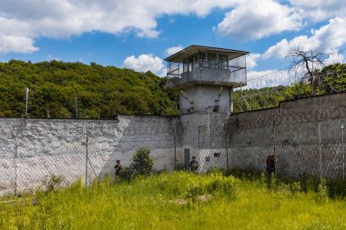 Walbrzych, Polonya - 15 Haziran 2020: Kentsel keşifte eski cezaevi gözetimi çevresi