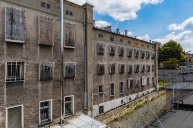 Walbrzych, Polonya - 15 Haziran 2020: Eski hapishane gözaltı binalarının cephesi