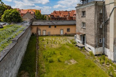 Walbrzych, Polonya - 15 Haziran 2020: Kentsel keşifte eski cezaevi gözetimi çevresi