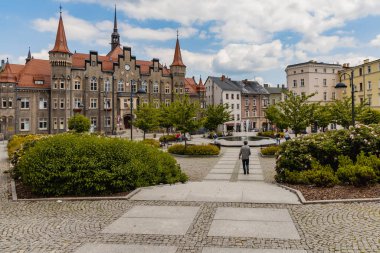 Walbrzych, Polonya - 15 Haziran 2020: Pazar meydanının yanındaki eski belediye binası