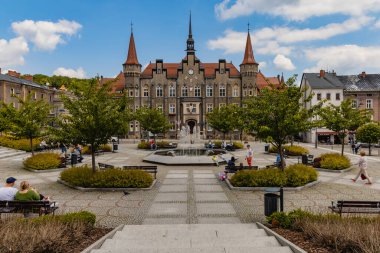 Walbrzych, Polonya - 15 Haziran 2020: Pazar meydanının yanındaki eski belediye binası