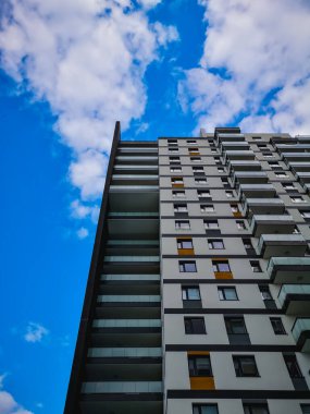 Wroclaw, Polonya - 16 Haziran 2020: Dairesi olan yeni gökdelenin ön cephesine bakın