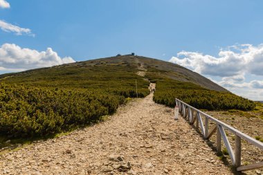 Dev Dağlar, Polonya - 23 Haziran 2020: Sniezka 'nın zirvesine uzanan uzun dağ yolu Dev Dağların en yüksek noktası
