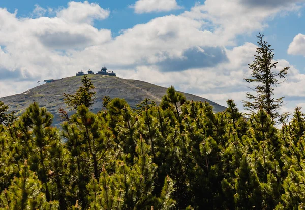 Montañas Gigantes Polonia Junio 2020 Montaña Sniezka Con Pocos Edificios —  Fotos de Stock