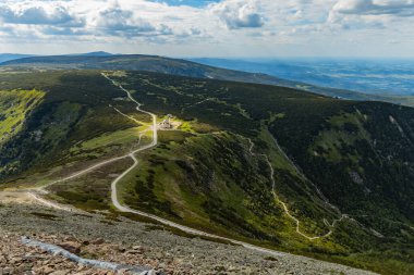 Dev Dağlar, Polonya - 23 Haziran 2020: Dom Slaski dağ sığınağına giden uzun dağ yolları ve kavşaklar
