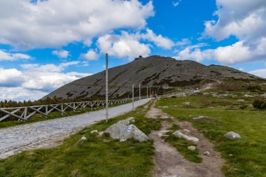 Dev Dağlar, Polonya - 23 Haziran 2020: Sniezka 'nın zirvesine uzanan uzun dağ yolu Dev Dağların en yüksek noktası