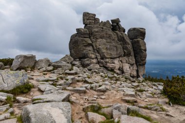 Dev Dağlar, Polonya - 24 Haziran 2020: Büyük taş oluşumlu 