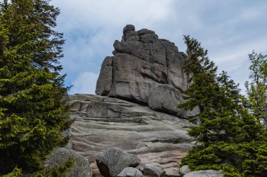 Dev Dağlar, Polonya - 24 Haziran 2020: Yüksek kaya oluşumlu küçük kare Pielgrzymy