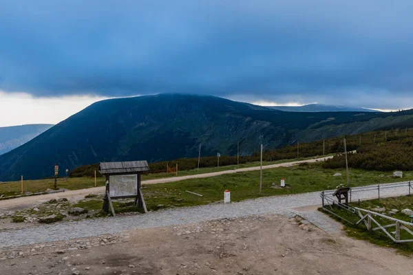 Montañas Gigantes Polonia Junio 2020 Panorama Montañas Nubladas Del Refugio — Foto de Stock