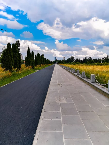 Calzada Larga Carril Bici Junto Carretera Cementerio Oficiales Soviéticos — Foto de Stock