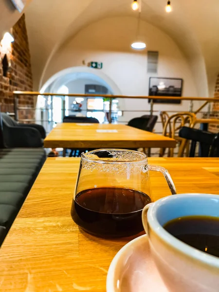 Boire Café Noir Dans Une Tasse Blanche Une Cruche Verre — Photo