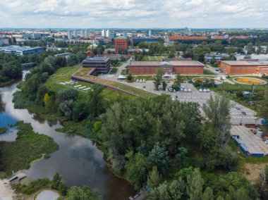Wroclaw, Polonya - Temmuz 12020: İHA 'dan nehre Belediye Su ve Kanalizasyon Şirketi' nin yanında