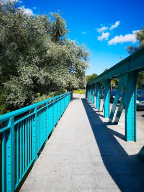 Wroclaw, Polonya - Temmuz 12020: Olawa nehri üzerinde caddenin yanındaki küçük köprü