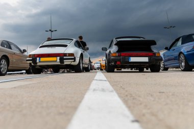 Wroclaw, Polonya - 2 Temmuz 2020 - Alışveriş merkezinin otoparkında eski araba hayranlarının buluşması