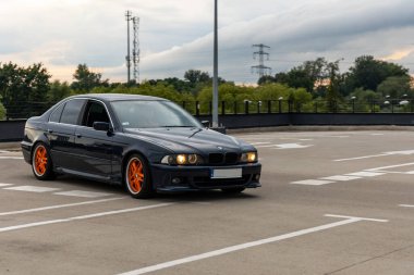 Wroclaw, Polonya - 2 Temmuz 2020 - Alışveriş merkezinin otoparkında eski araba hayranlarının buluşması