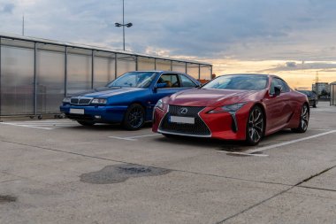 Wroclaw, Polonya - 2 Temmuz 2020 - Alışveriş merkezinin otoparkında eski araba hayranlarının buluşması