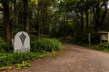 Walbrzych Dağları, Polonya - 7 Temmuz 2020: Dağlardaki Cross Plak İstasyonu 'ndaki taş levha