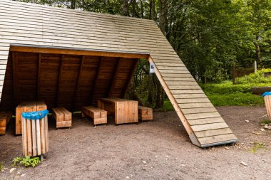 Walbrzych Dağları, Polonya - 7 Temmuz 2020: Chelmiec dağının tepesindeki moutnain yolunun yanındaki küçük ahşap çardak