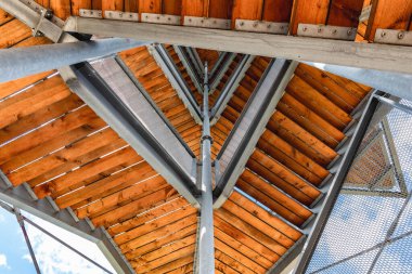 Walbrzych Dağları, Polonya - 7 Temmuz 2020: Trojgarb dağının tepesinde bulutlu bir günde kule