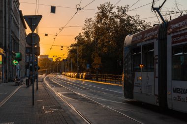 Wroclaw, Polonya - 6 Temmuz 2020: Gün batımında gökyüzü bulutsuz sokak manzarası