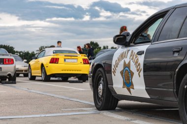 Wroclaw, Polonya - 9 Temmuz 2020: Alışveriş merkezinin otoparkında eski araba hayranlarının buluşması