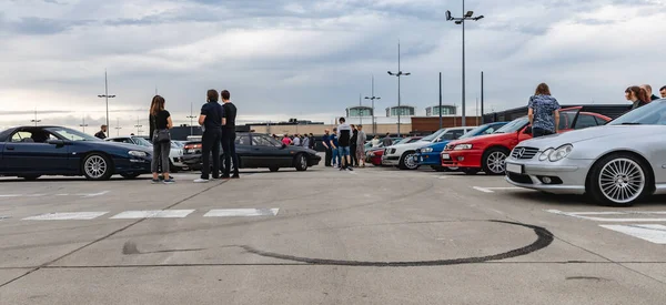 ポーランドのヴロツワフ 2020年7月9日 ショッピングモールの駐車場で古い車のファンの会議 — ストック写真